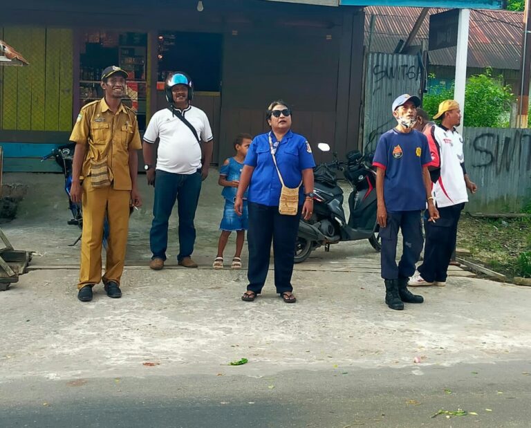 PEMBERSIHAN BADAN JALAN DI DAMPINGI OLEH KEPALA BADAN DAN KEPALA BIDANG